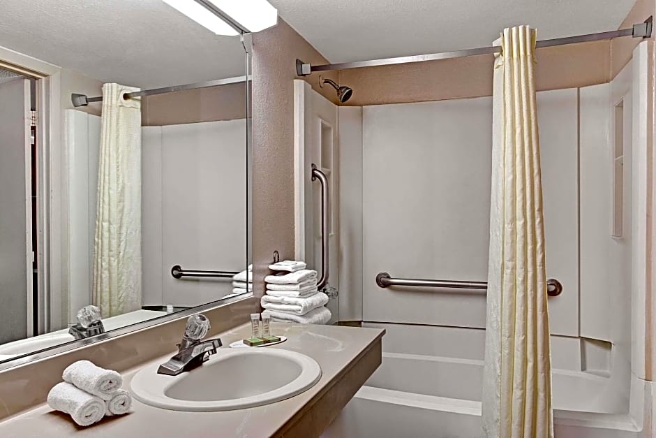 Super 8 by Wyndham Tampa U.S.F. Near Busch Gardens Downtown