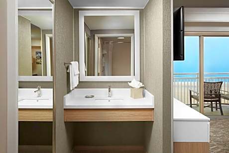 Studio, 1 King Bed, Balcony, Oceanfront (1 King Bed)