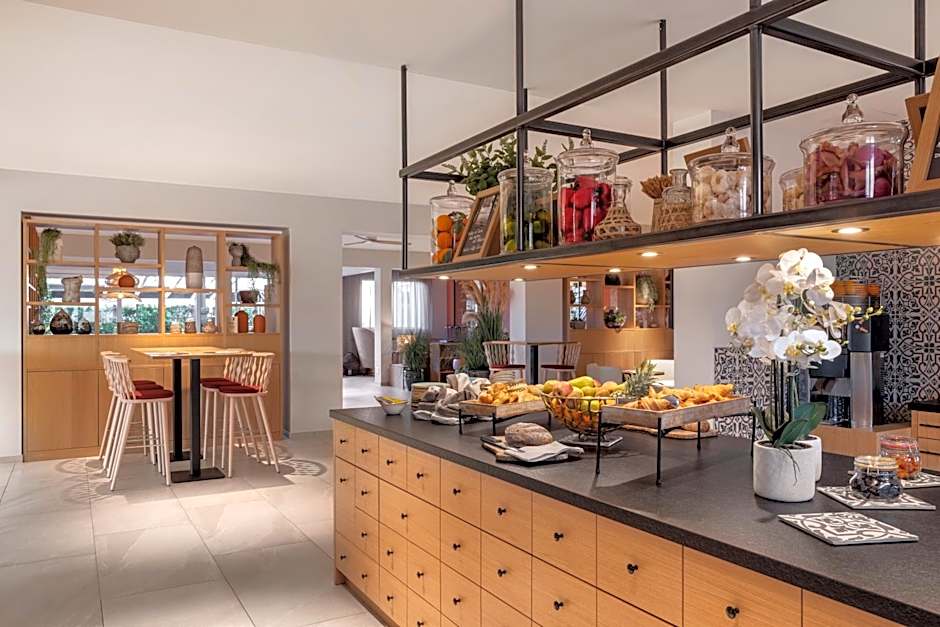 Ascona Lodge, Pool & Garden Retreat