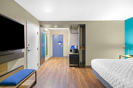 1 King Mobility/Hearing Access W/Tub