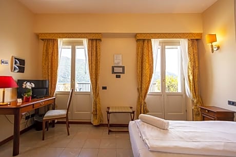 Deluxe Double or Twin Room with Terrace and Lake View