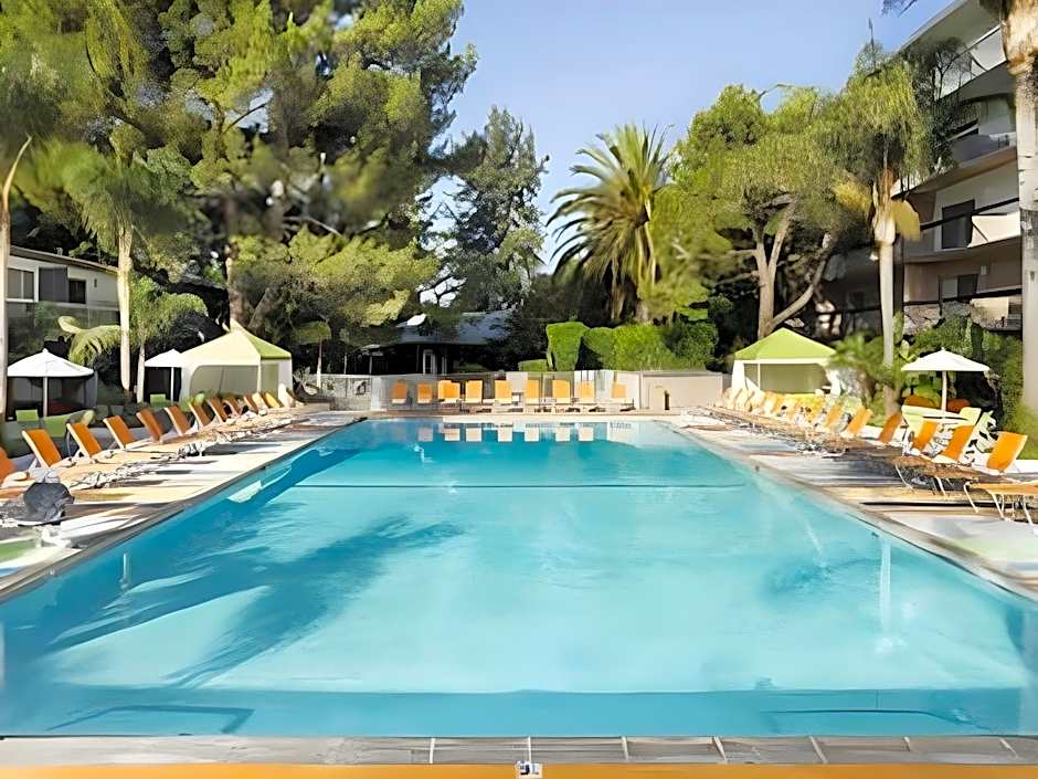 Sportsmen's Lodge Hotel