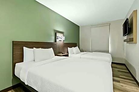Queen Suite with Three Queen Beds - Non Smoking