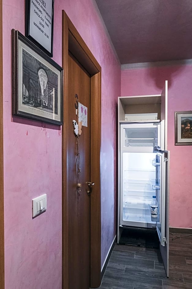 Bulldog Station Apartments with private WC, AC, TV