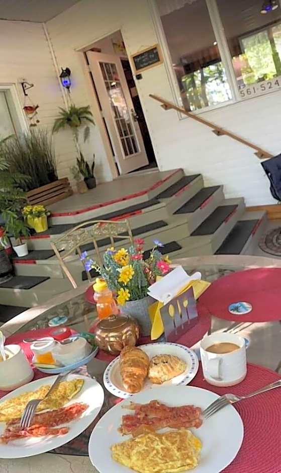 Kokomo Inn Tropical Riverfront B B