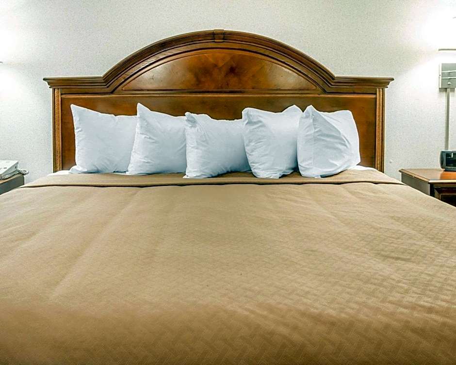 Quality Inn & Suites Mackinaw City Beachfront