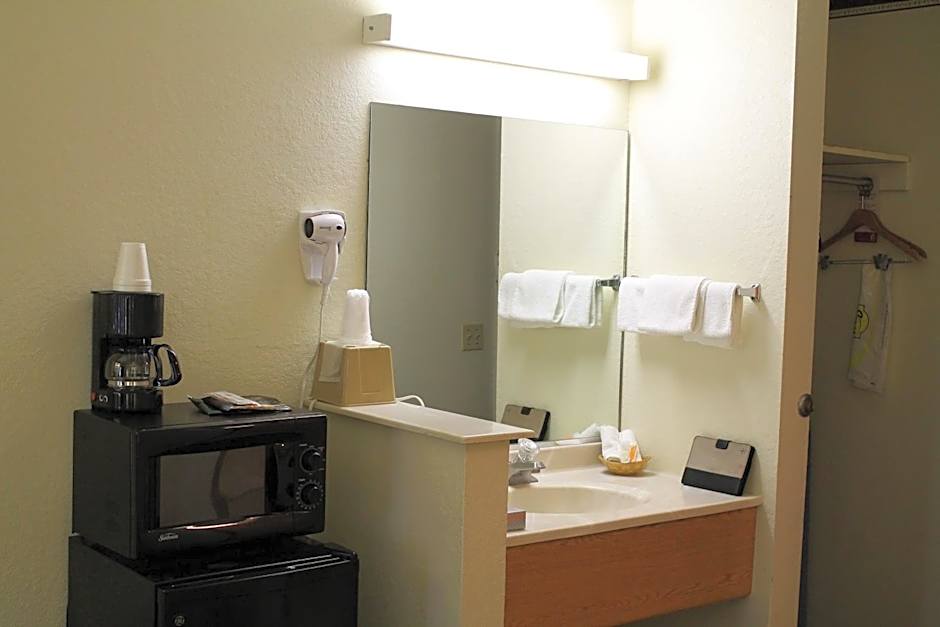 Super 8 by Wyndham San Antonio/Fiesta