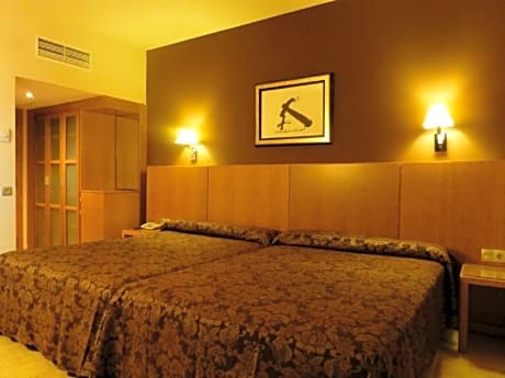 TRIPLE SUPERIOR ROOM (2 ADULTS + 1 CHILD)