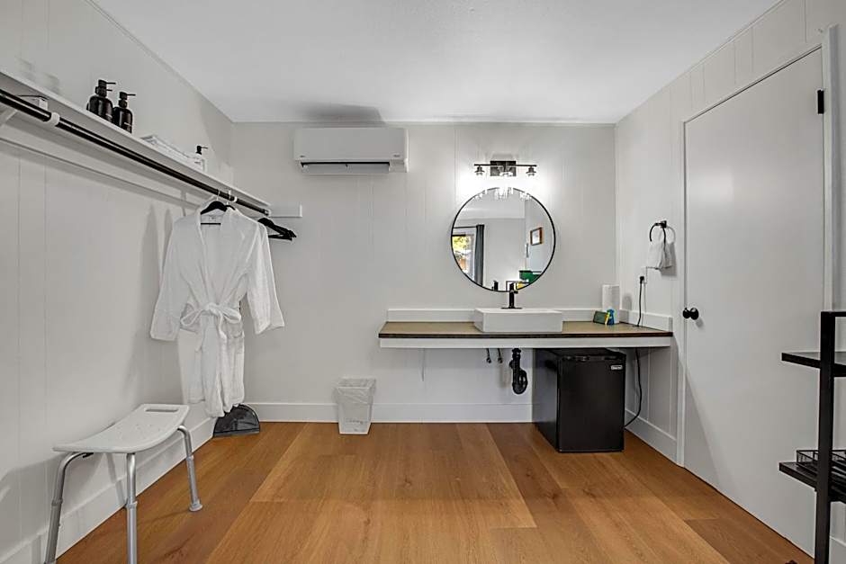 Mount Lena Room 4 at Mount Walker Inn