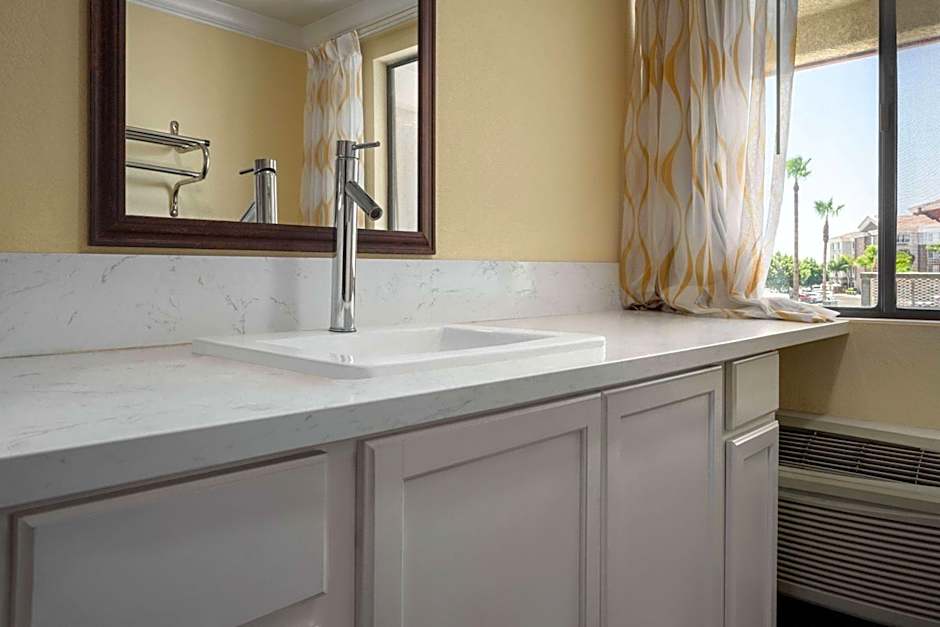 Days Inn by Wyndham Fresno South