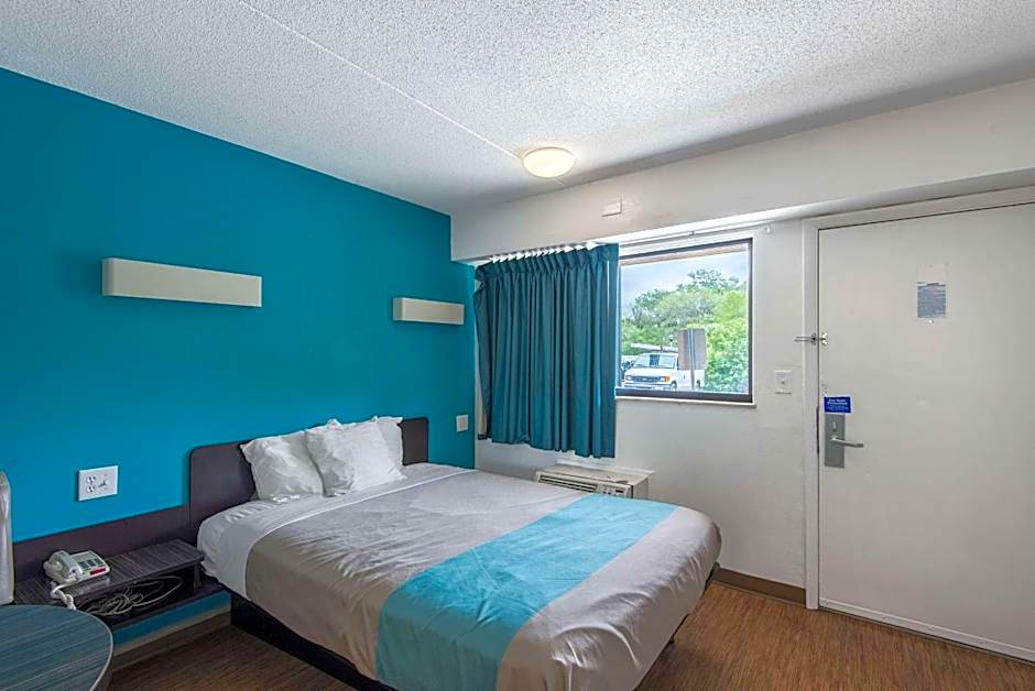 Motel 6-Overland Park, KS