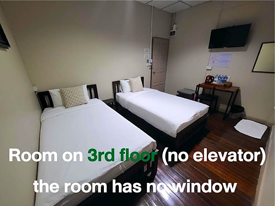 Achcha hotel - itsaraphap MRT station - Wat Arun