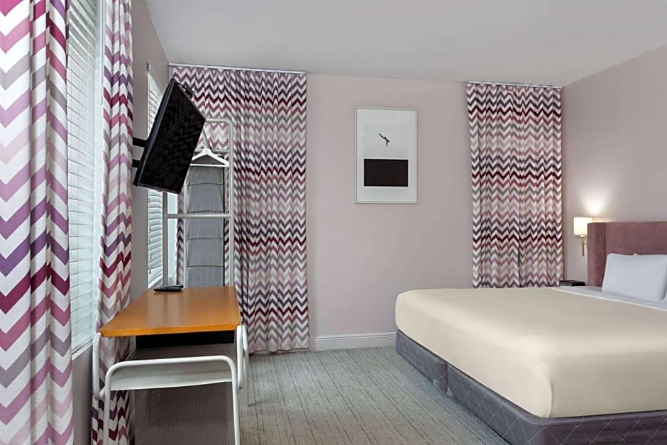 Foto 1 dari 4 — One -Bedroom King Suite, Non-Smoking