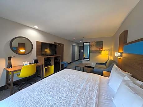 Deluxe King Room - Mobility Accessible/Non-Smoking