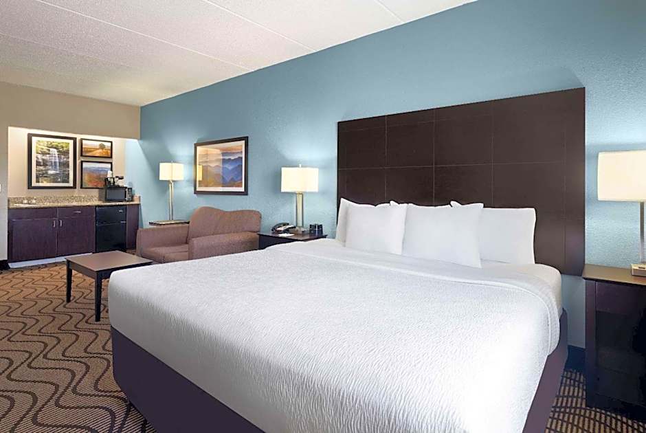 La Quinta Inn & Suites by Wyndham Knoxville Airport