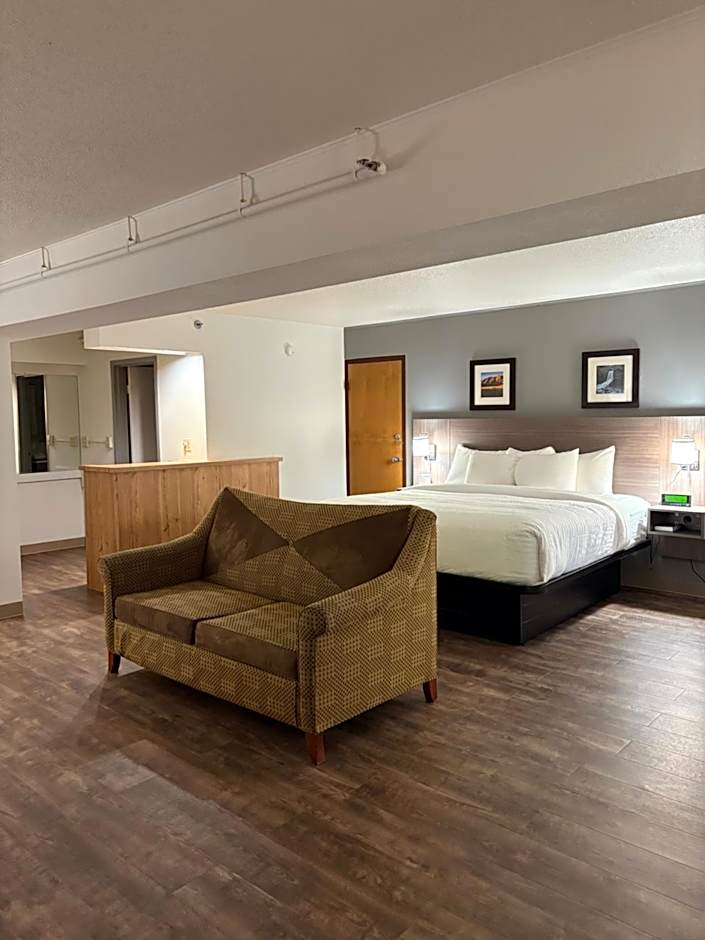 Clarion Inn & Suites and Convention Center