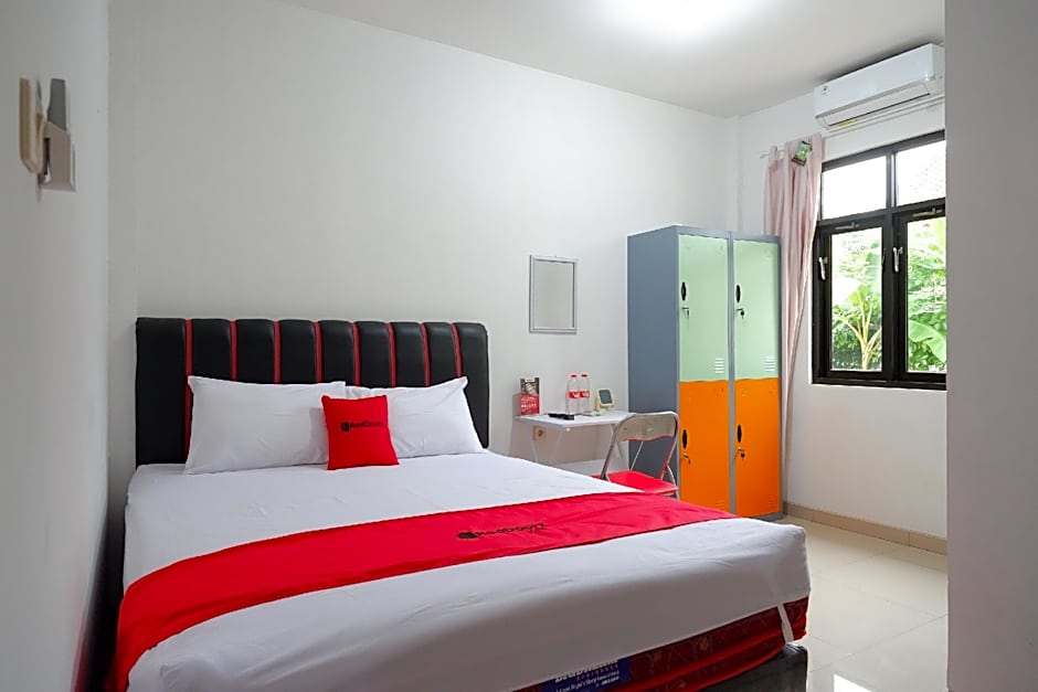 RedDoorz Syariah near Universitas Jenderal Soedirman 2