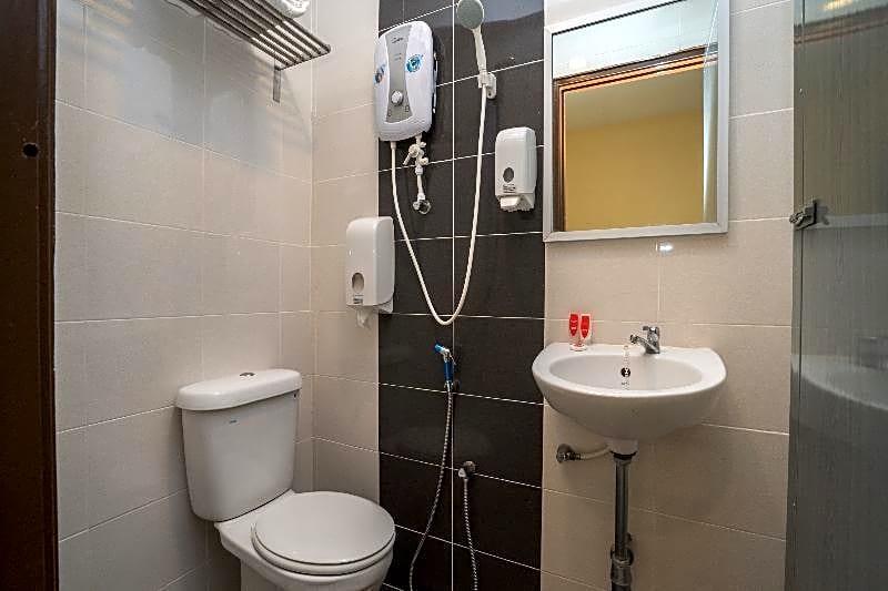 OYO 44078 The Island Hotel