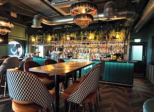 The Luxury break Sleeps 6 at 44 Kingfisher Court South facing