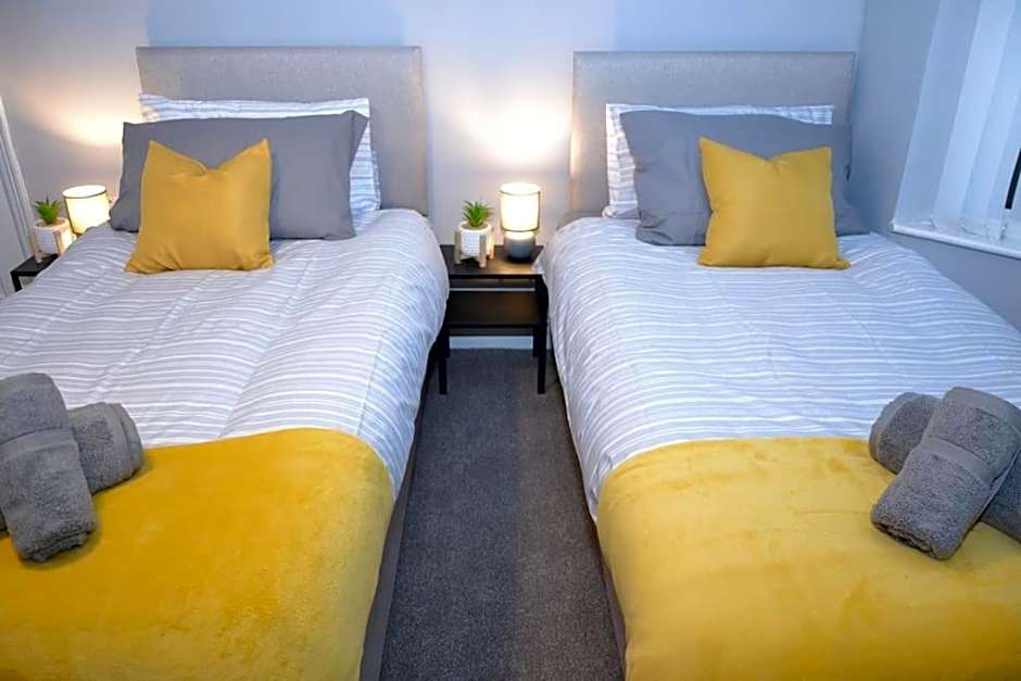 Salisbury - New 3br home, wifi, parking, sleeps 6, near Liverpool city centre