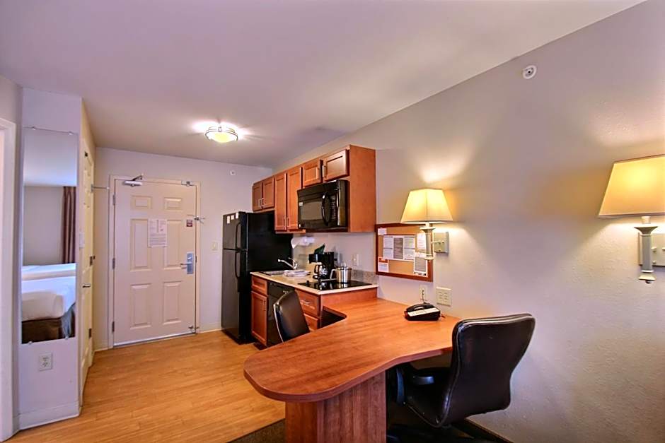 Candlewood Suites Milwaukee Airport - Oak Creek By IHG