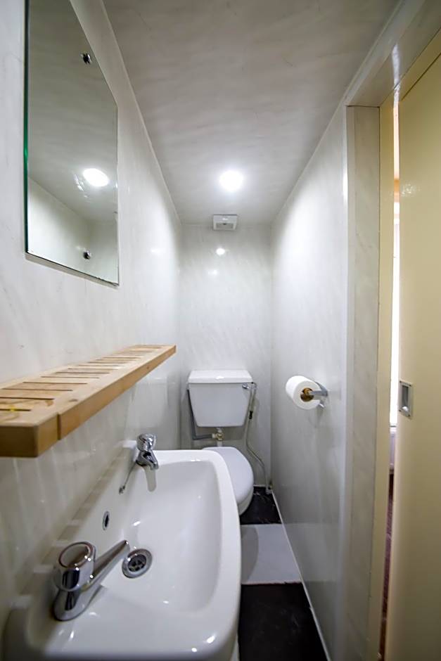 MyRoomz Hollingdales Hotel