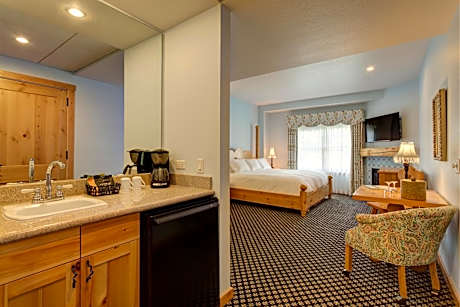 Mountain Grand Lodge One King Hotel Room