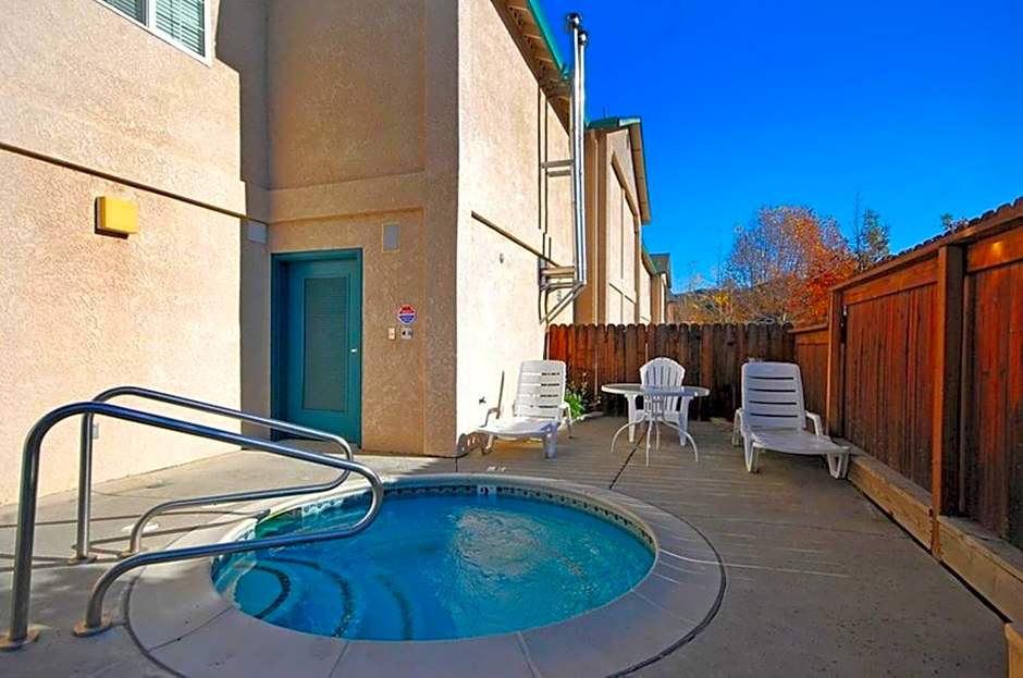 Cloverdale Wine Country Inn and Suites