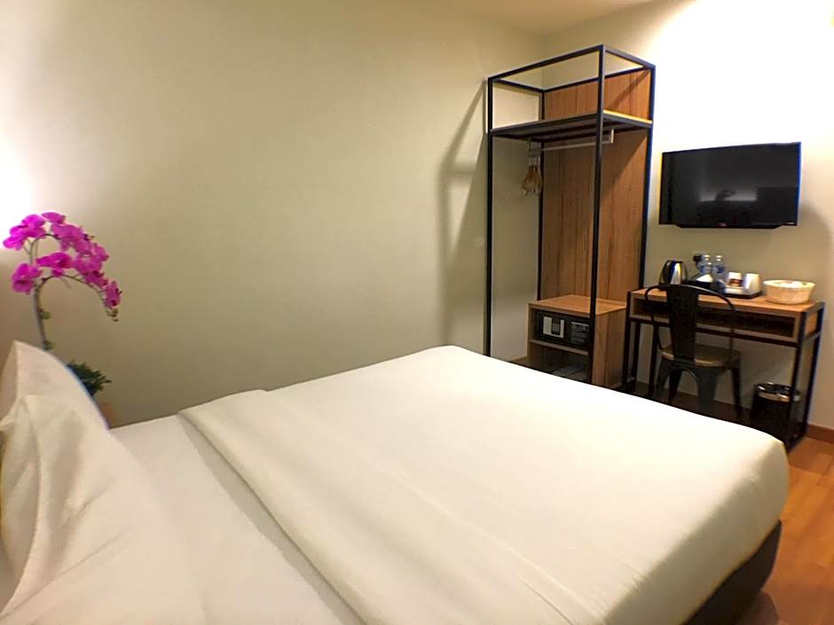 Photo 1 of 5 of Superior 1 Queen Bed, Windowless