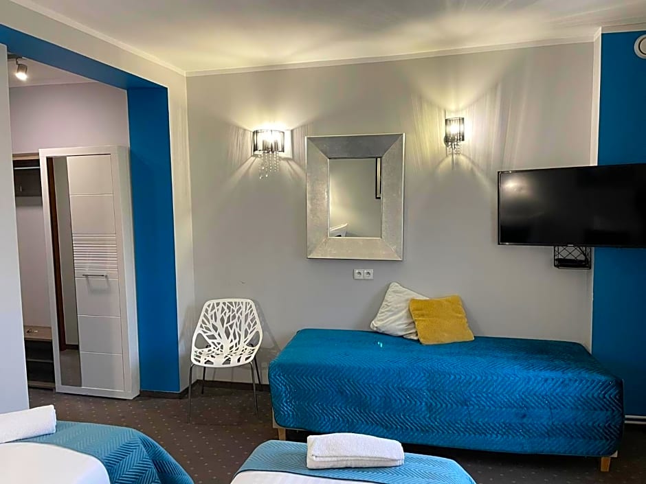 Rynek 14 - Pokoje hotelowe - Cafe&Restaurant - Parking - OrangeTV