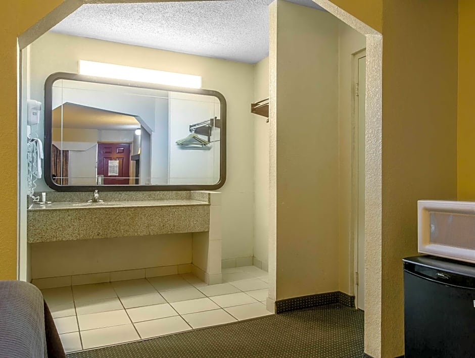 Rodeway Inn & Suites