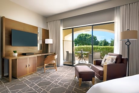 Fairmont 1 King- 525sf 49sm Patio or balcony, oversized shower, limited views