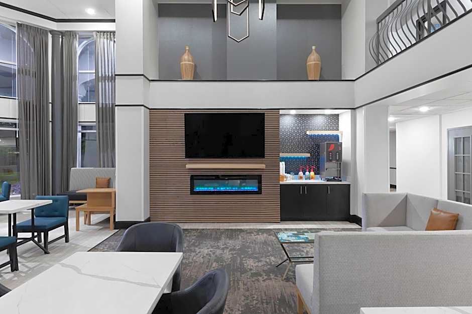 La Quinta Inn & Suites by Wyndham Houston Bush Iah South