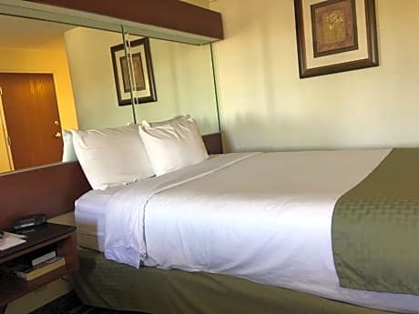 1 Queen Bed Non-Smoking