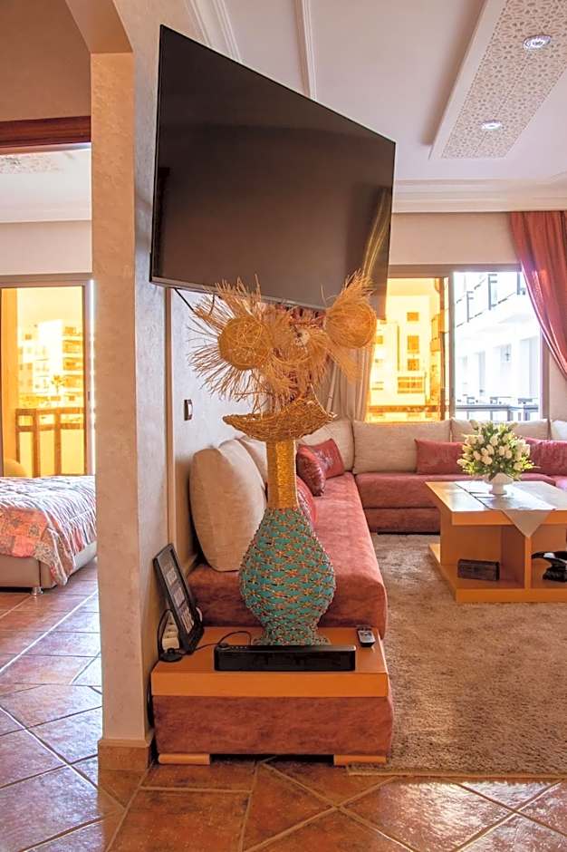 2BR Sunset Pool Beach 6 min Parking & WiFi