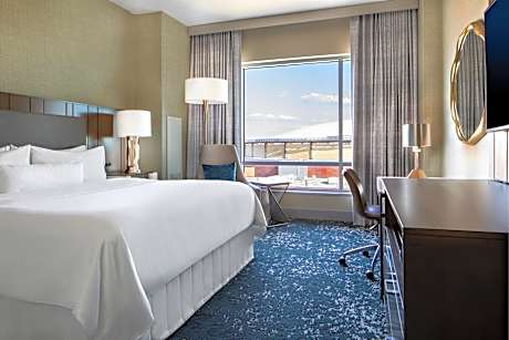 Traditional King Room with Adapted Tub - Mobility Accessible