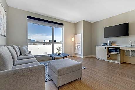 1 King Bed, Suite, Nonsmoking, Accessible