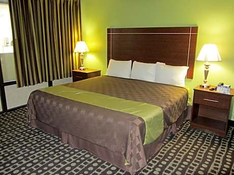 King Room with Bath Tub - Mobility Accessible/Non-Smoking