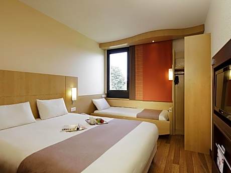 Standard Room with One Double Bed and One Single Bed