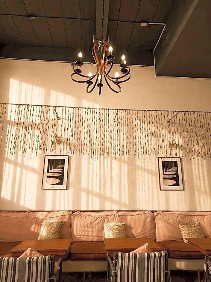 White Wall Riverfront Hotel