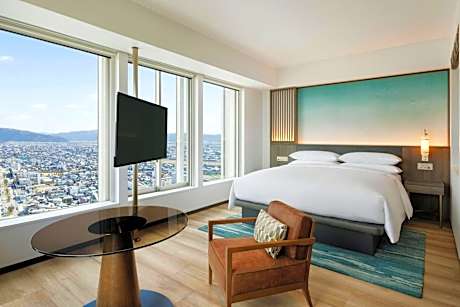 Deluxe Corner King Room with Mountain View