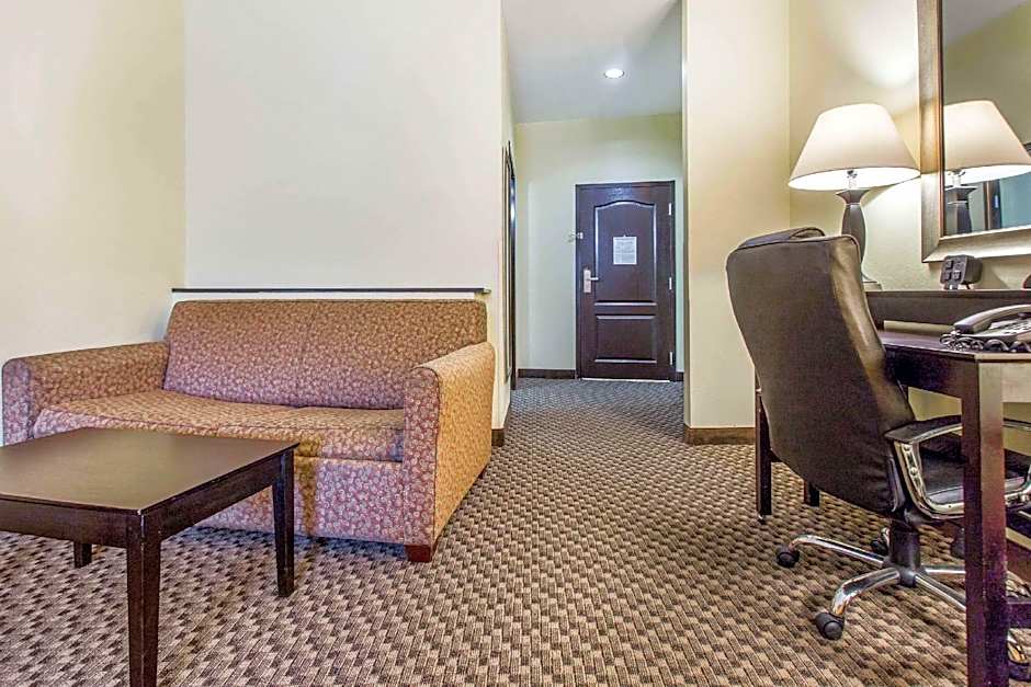 Comfort Suites Clinton near Presbyterian College