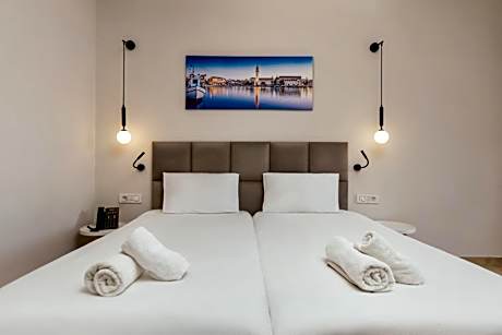 Annex Family Room with Garden View