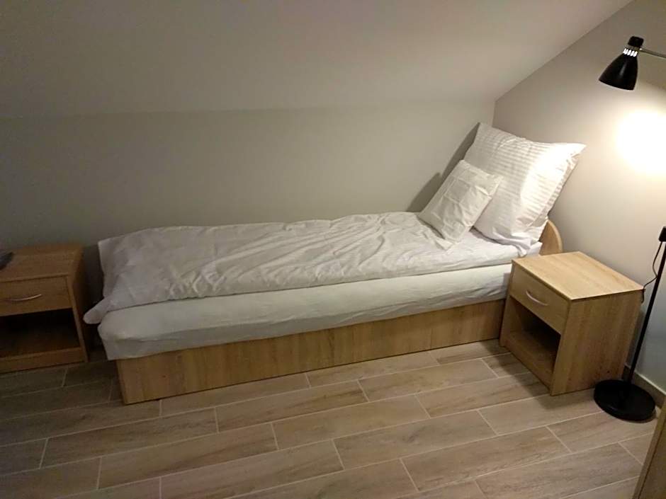 Standard Twin Room with Shared Bathroom — 3 fotoğraftan 1. fotoğraf
