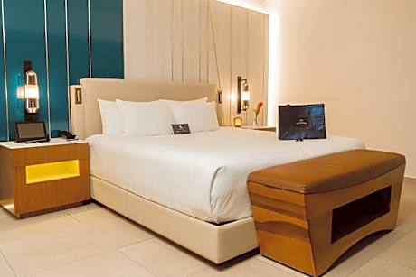 Rock Royalty Caribbean Sand Suite King & Sofa with Personal Assistant