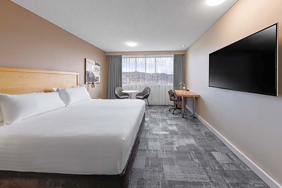 Photo 1 of 4 of Executive 1 King Bed