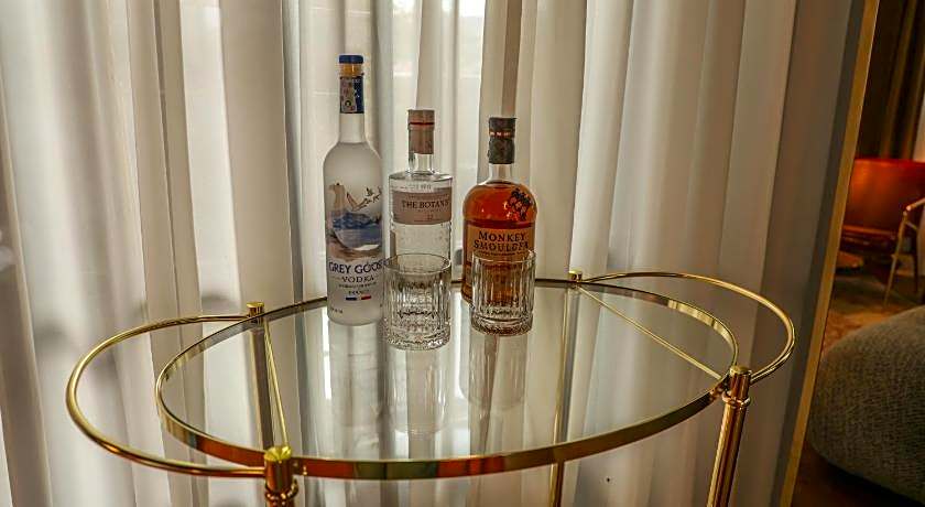 Zorba&Bond Hotel on the 8th