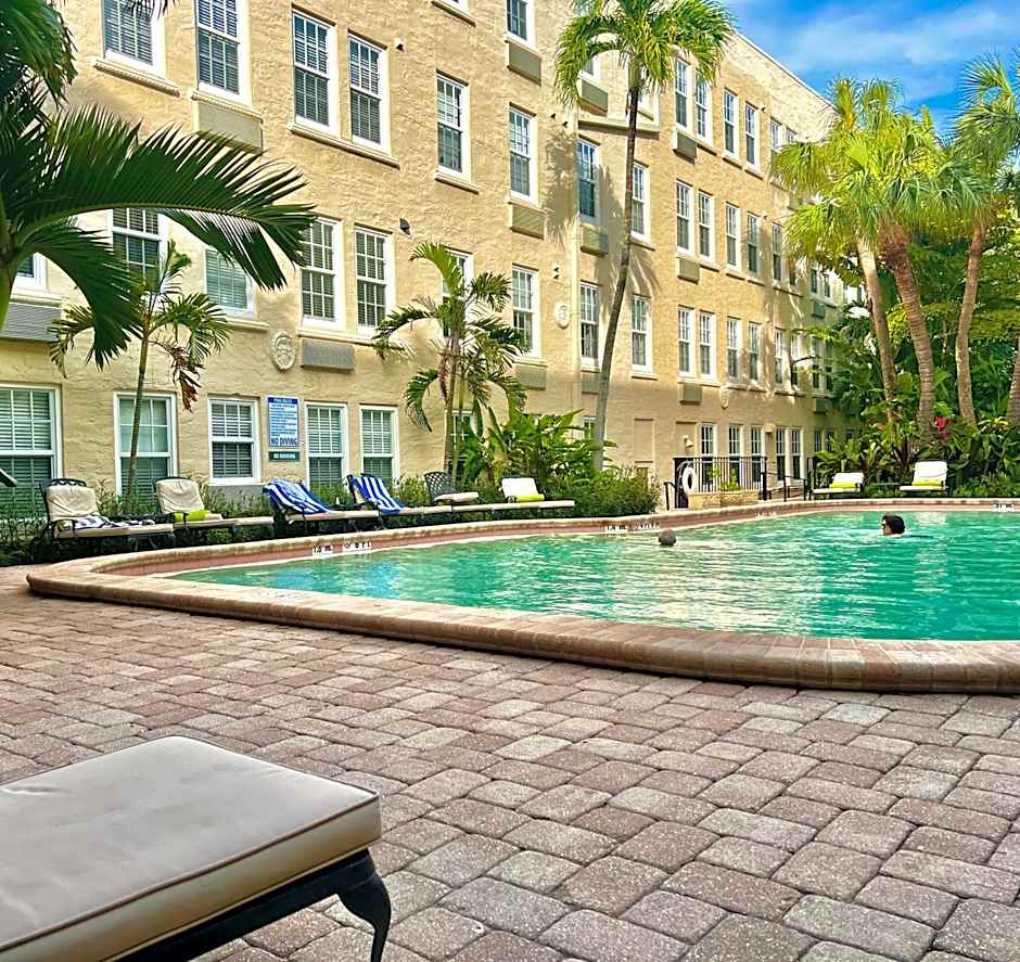 Renovated studio in the heart of Palm Beach - free parking, security box