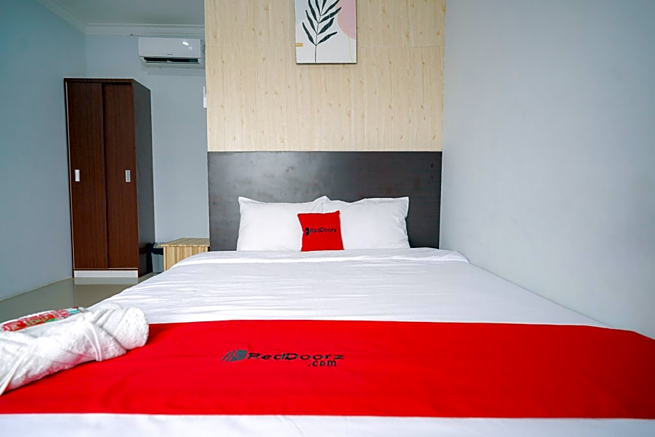 RedDoorz Premium @ Raja Hostel Syariah Lampung