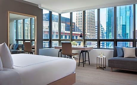 DELUXE KING SUITE HEARING ACC W/ ROLL-IN SHWR